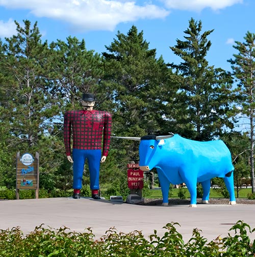 sculptures of folk characters Paul Bunyon and Babe the blue ox
